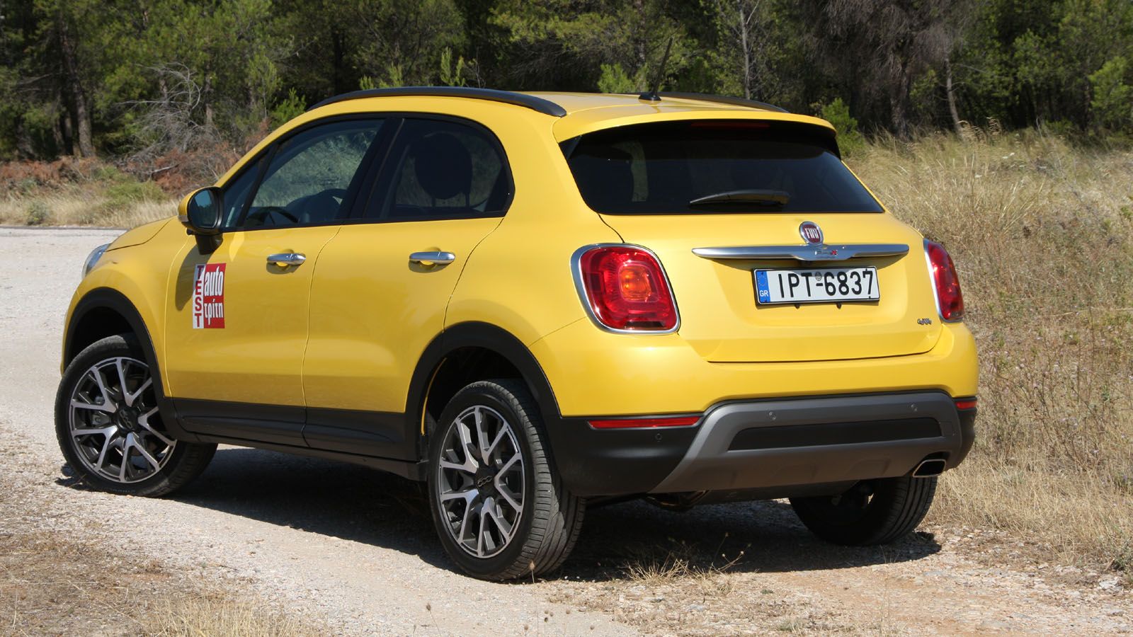 5θυρο αμάξωμα με off road αναφορές στην εξοπλιστική έκδοση Cross.